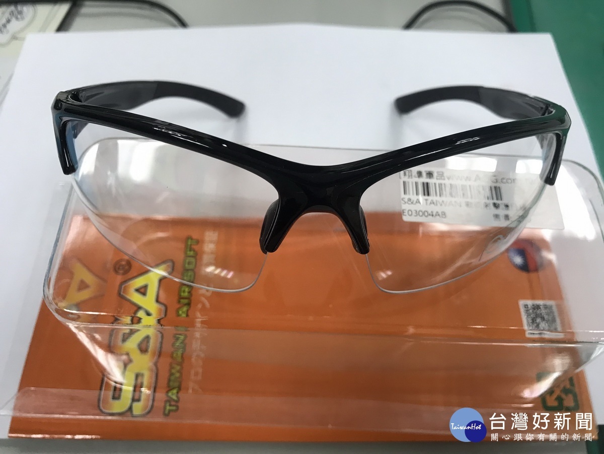 這指護目鏡具防爆抗霧功能。