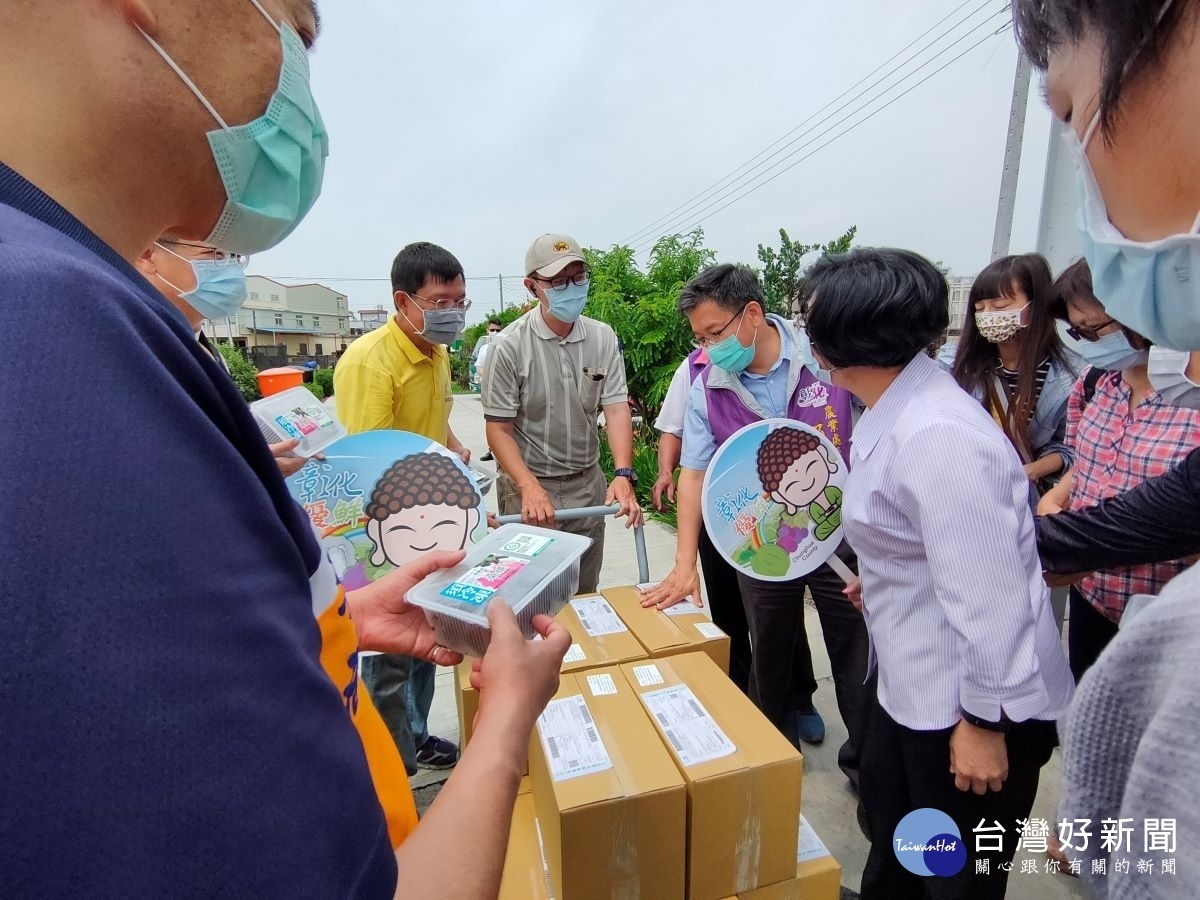 彰化縣長王惠美22日造訪百大青農許宏賓,現場遇上賣得最好的冷凍桑葚出貨,業績了得。圖/記者鄧富珍攝