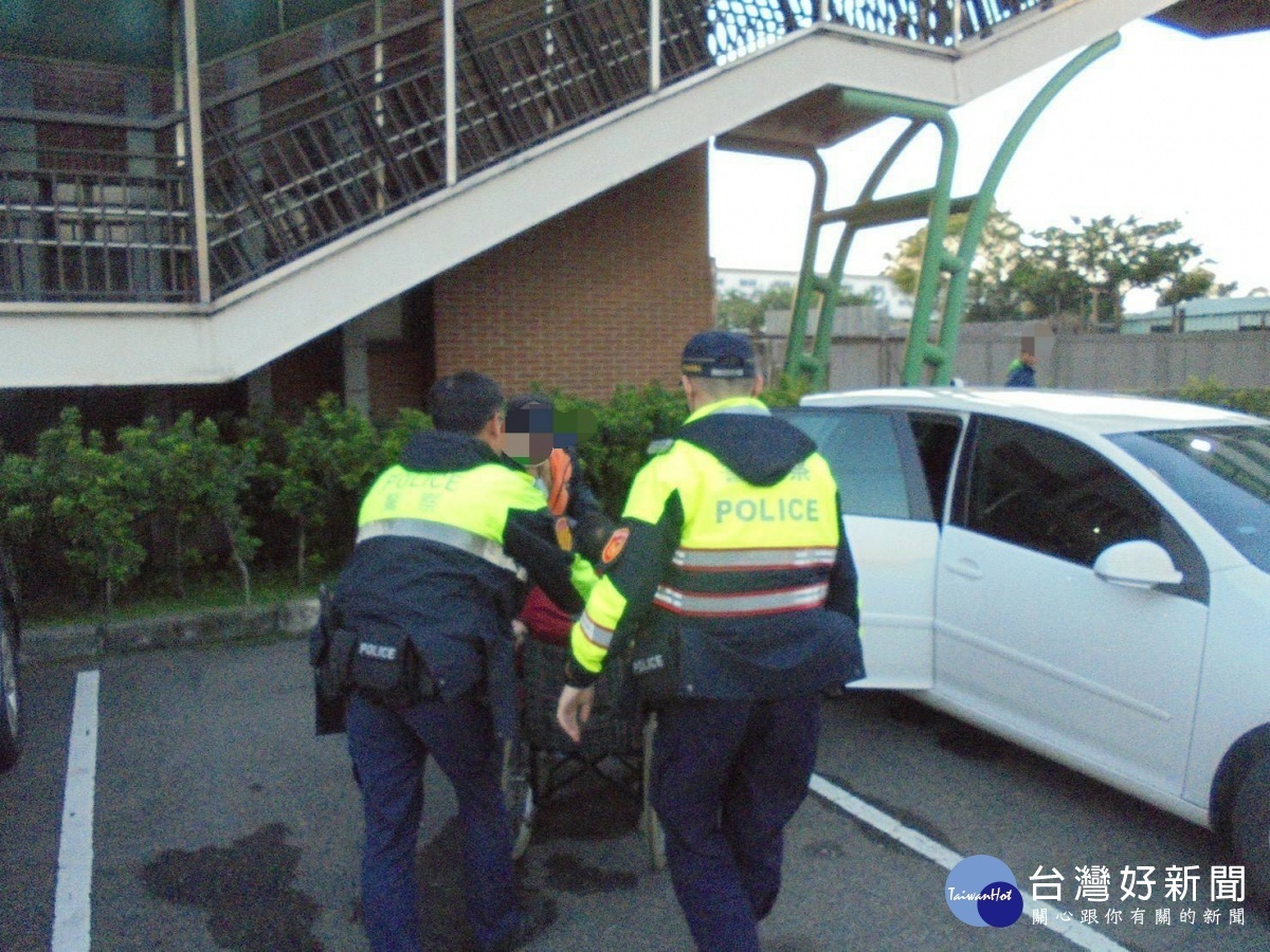 警員發現一名七旬老婦人獨自一人蹲坐路邊,帶返派出所查詢,連繋上老婦人丈夫帶返家。