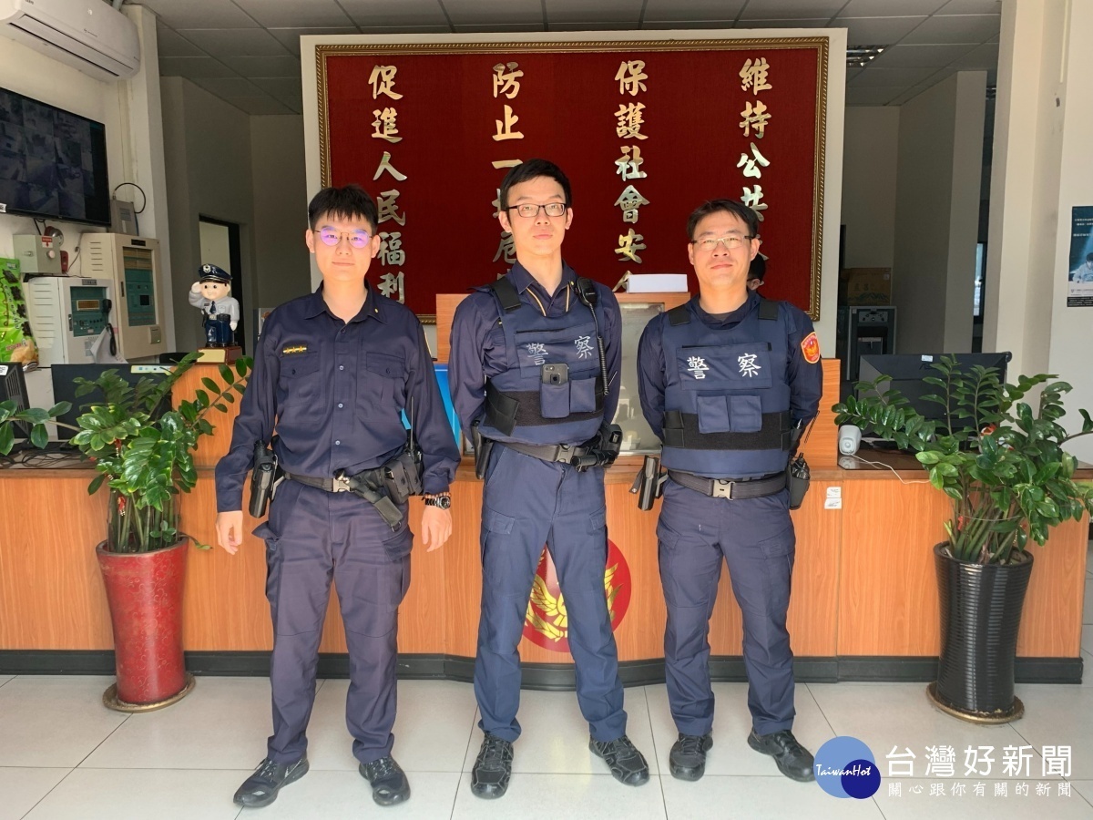 高明派出所警員(右至左)蔡建民、李宗憲與胡峻豪合影