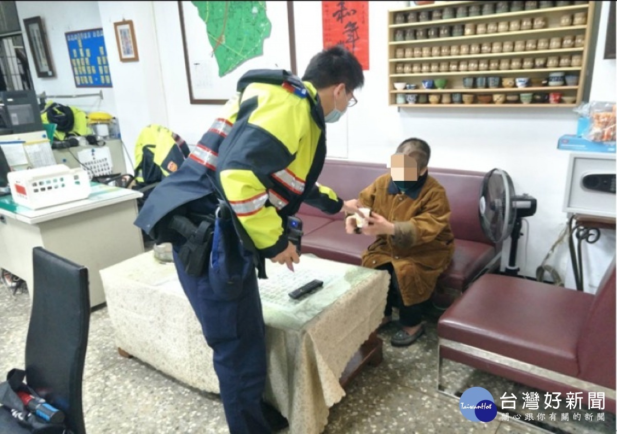 失智老婦搭車迷途,平鎮警伸援助返家。