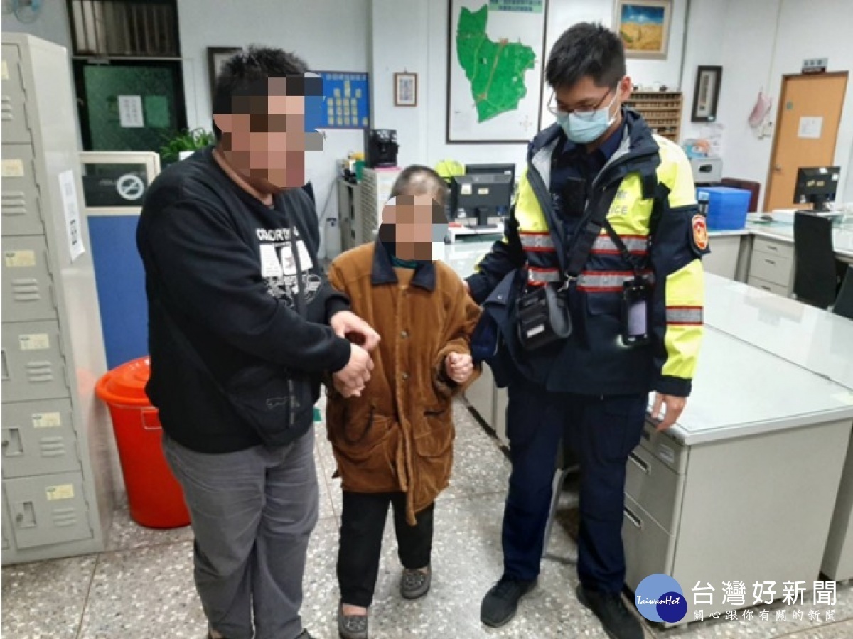 失智老婦搭車迷途,平鎮警伸援助返家。
