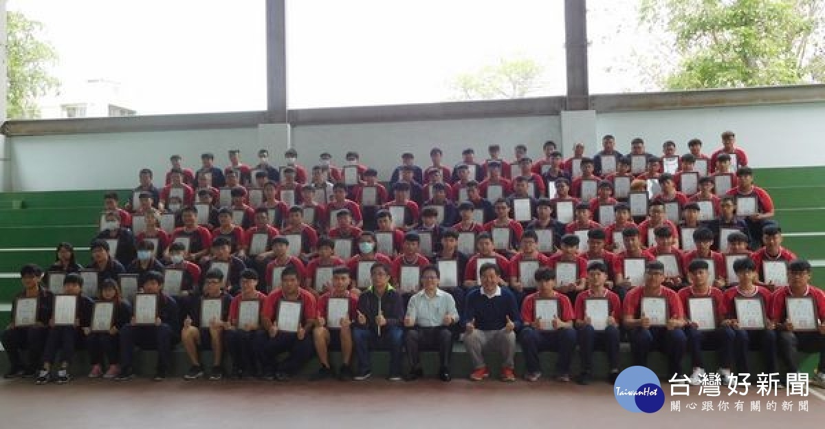 108學年度乙級檢定成果揭曉,北港農工成績傲視雲嘉,參加工業配線等七個職種的乙級技術士檢定,收穫109張乙級證照,工業配線乙級證照通過率達9成。