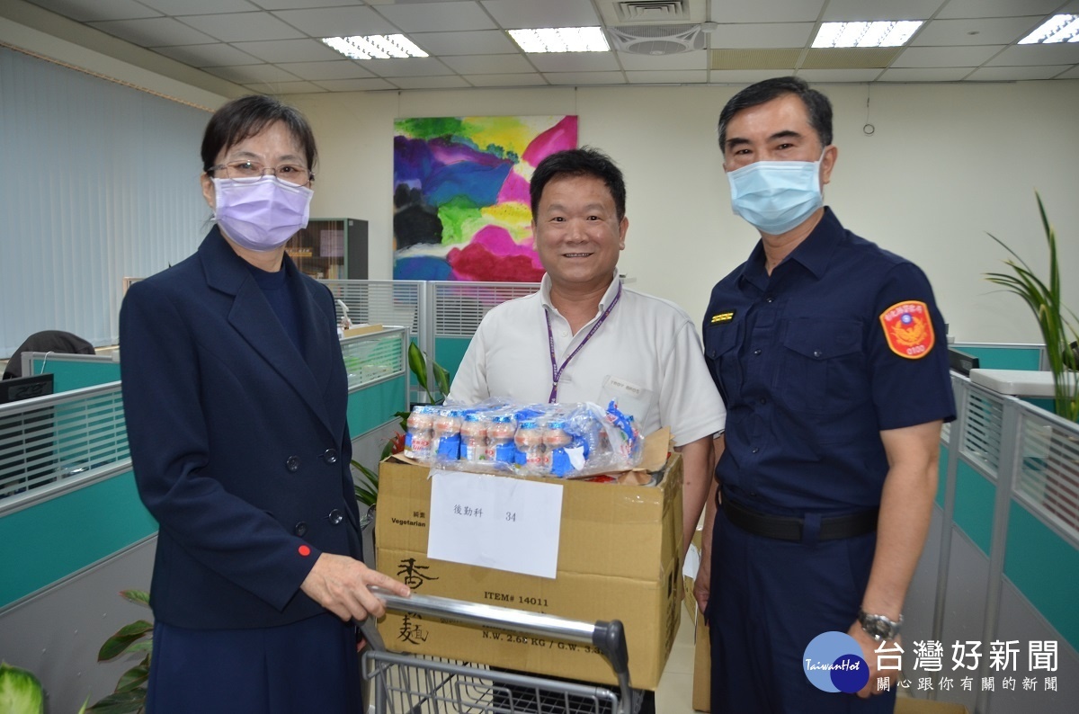 慈濟志工鄧玉慧(左一)說警察第一線執勤維護治安,還要協助中央防疫宣導等,真的是非常辛苦。 圖/慈濟基金會提供