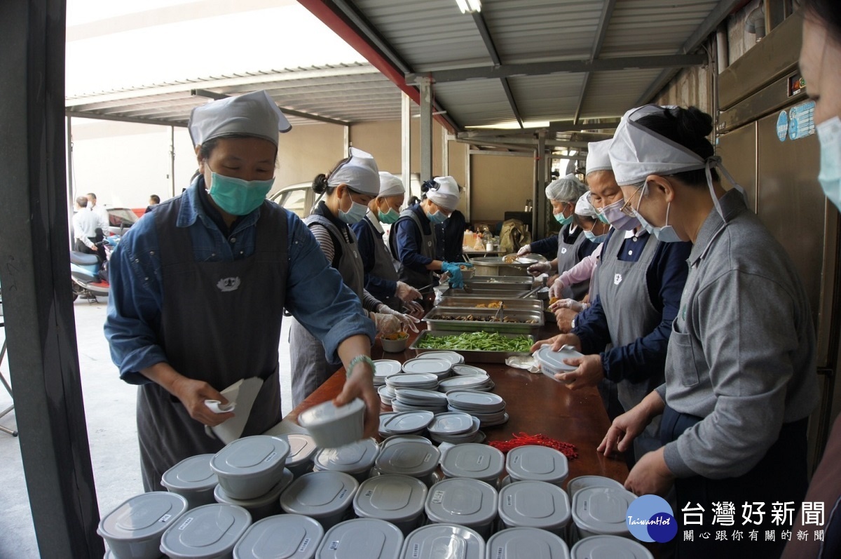 4月22日彰化慈濟志工準備360份美味營養的蔬食餐盒,以感恩的心祝福所有的警察防疫人員人平安。圖/慈濟基金會提供
