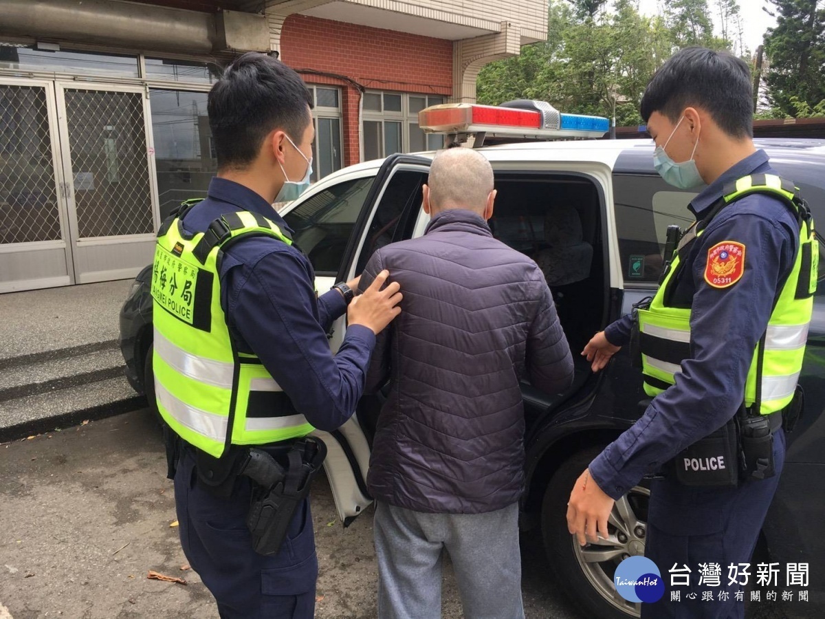 七旬翁迷途鄉間道路，楊梅暖警助返家。