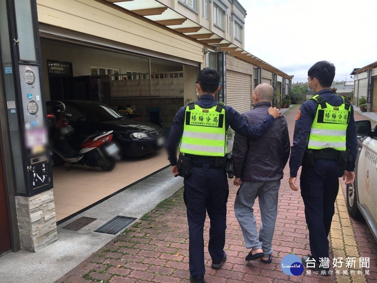 七旬翁迷途鄉間道路，楊梅暖警助返家。