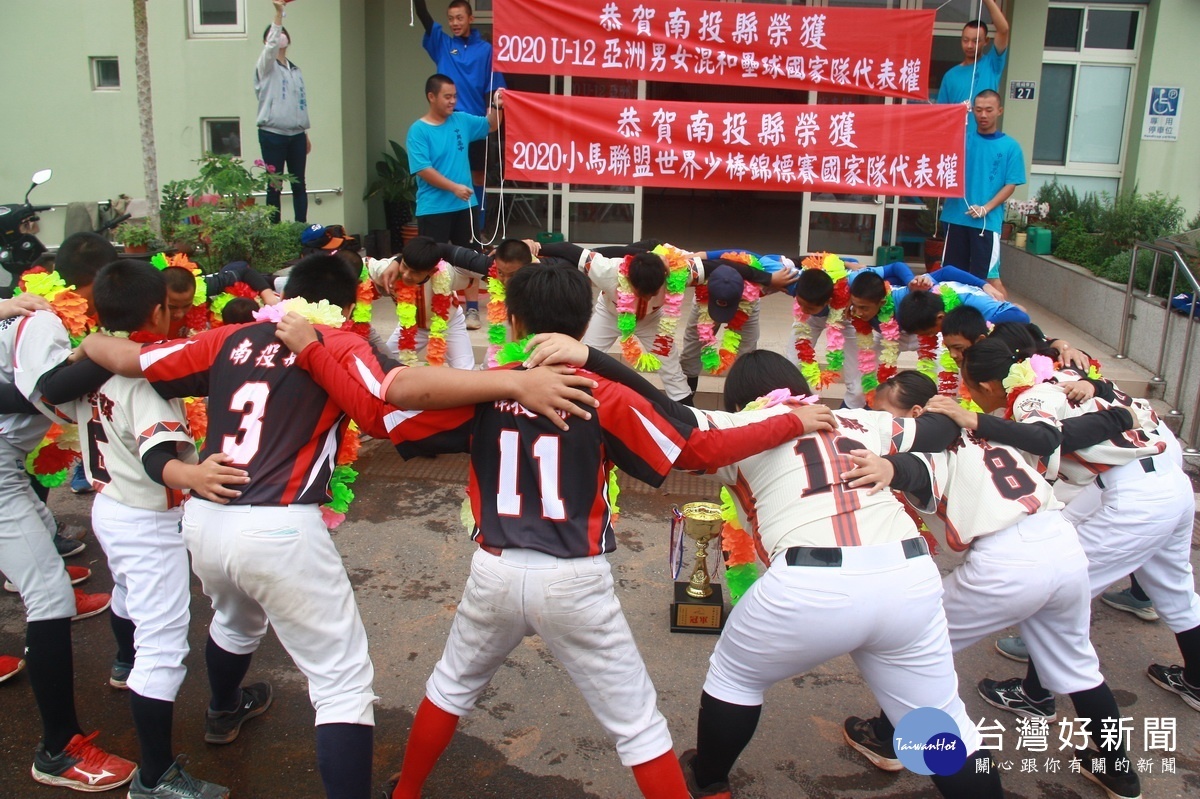 少棒代表隊喊出隊呼加油。(記者扶小萍攝)