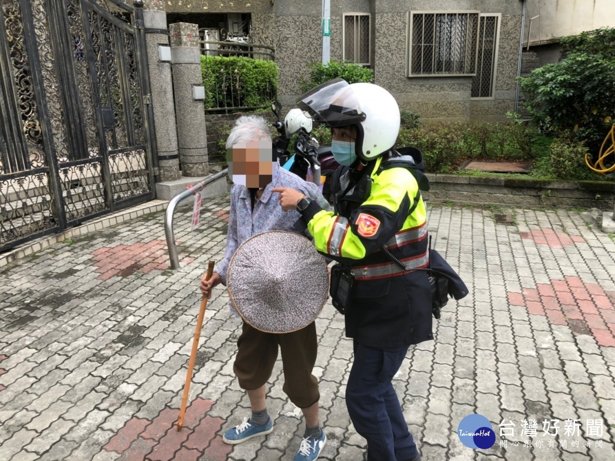 8旬老婦思女外出迷途,平鎮暖警及時馳援。