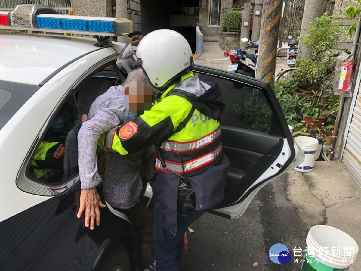 8旬老婦思女外出迷途,平鎮暖警及時馳援。
