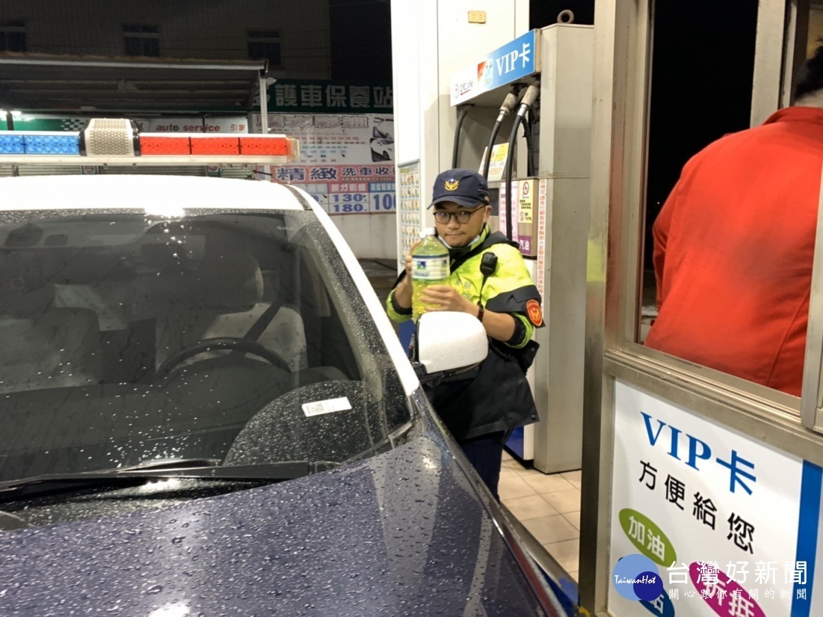 男子寒雨夜裡駕車拋錨停路中,暖警推車買油助解圍。