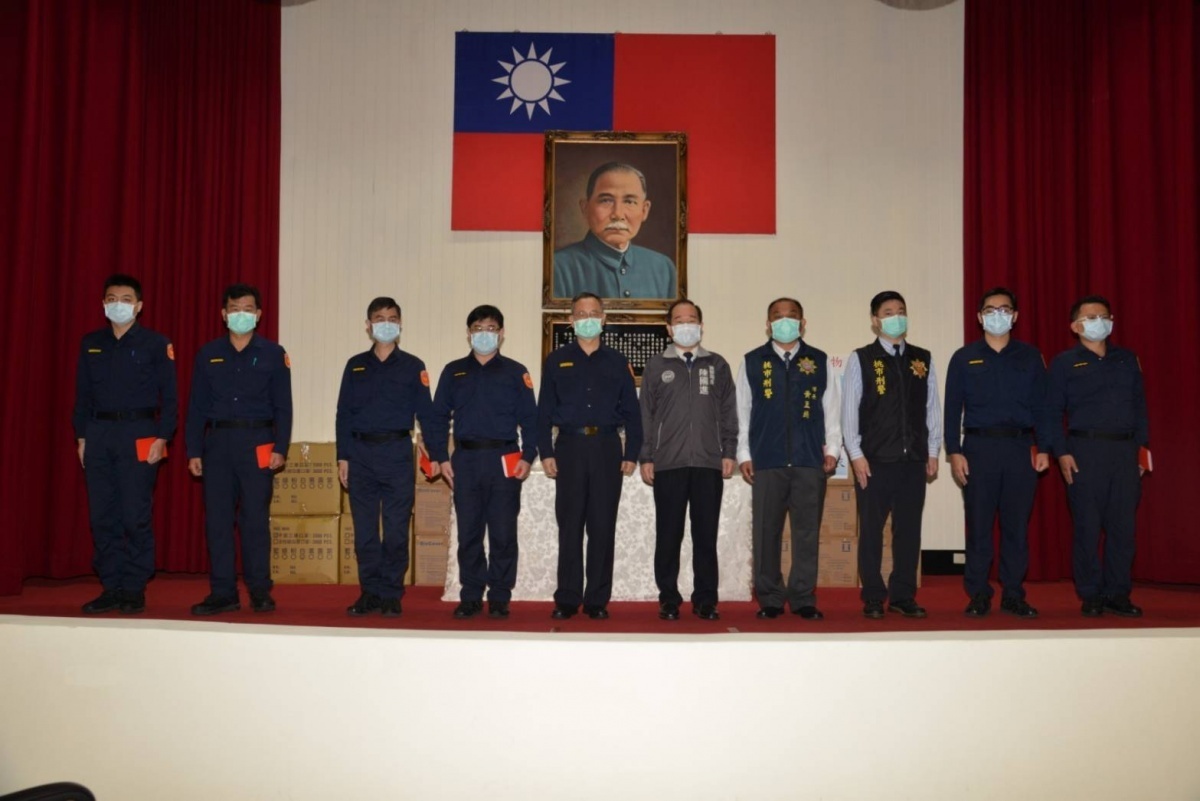 防疫總動員,警政署長走訪桃園慰勉,撥發執勤防疫物資做員警後盾。