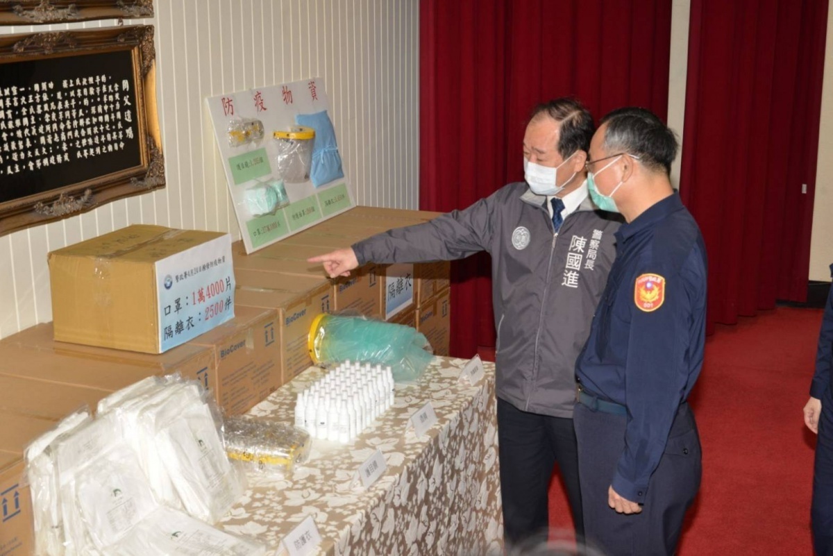 防疫總動員,警政署長走訪桃園慰勉,撥發執勤防疫物資做員警後盾。
