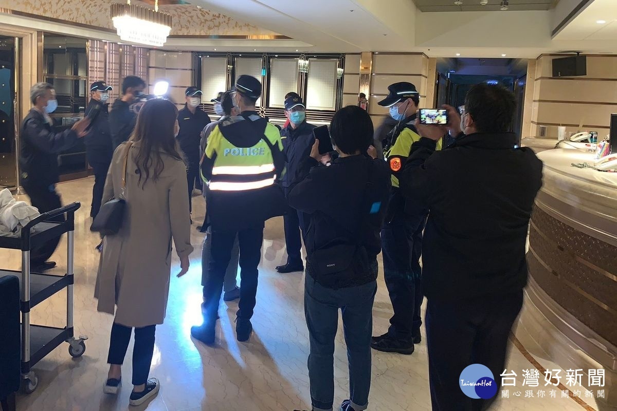 配合中央流行疫情指揮中心規定,桃園市政府啟動聯合稽查,要求酒店、舞廳等營業場所於疫情流行期間暫時停止營業。