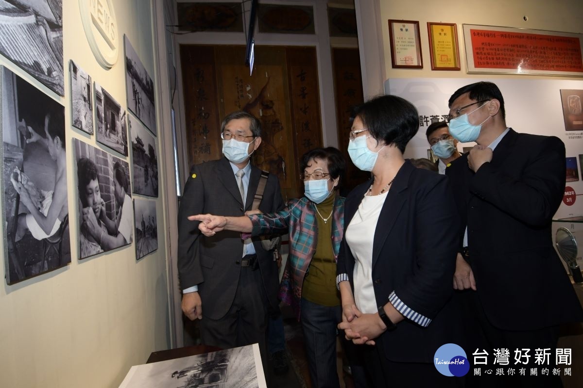 縣長王惠美參觀長源醫院鹿港歷史影像館。