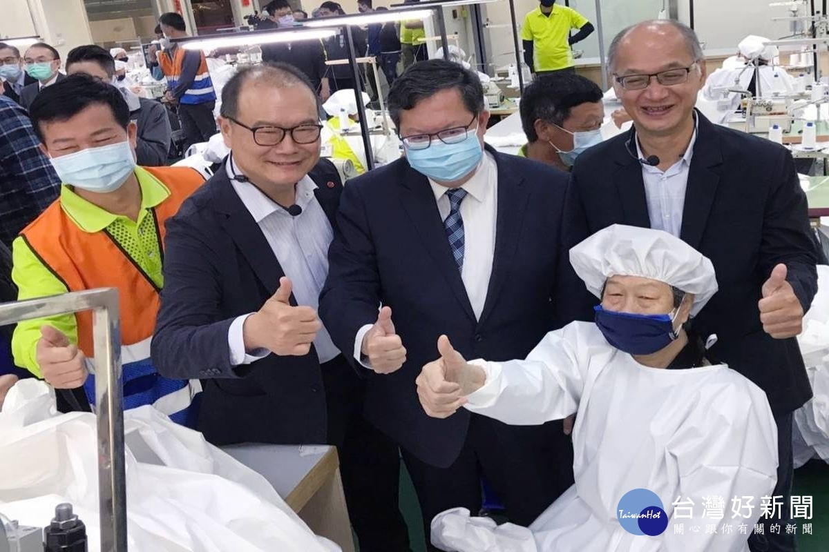 高齡70歲的王秀枝阿嬤協助防疫國家隊趕製防護衣,桃園市長鄭文燦豎起大姆指表示肯定。