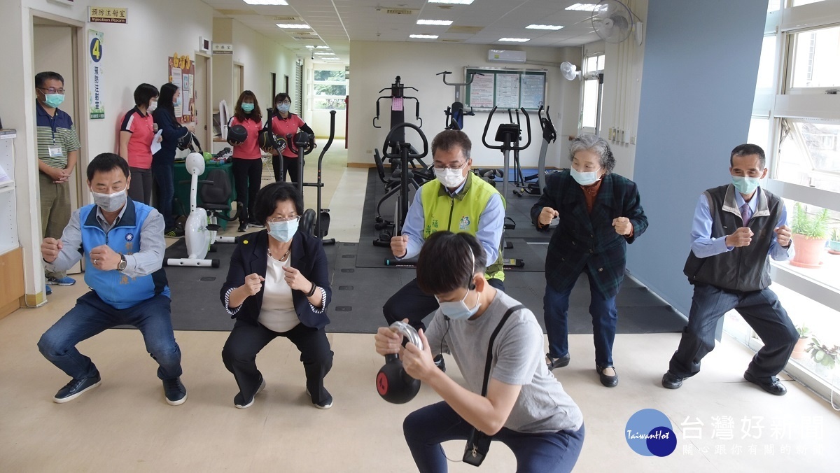福興鄉衛生所不老健身房開張啟用，縣長王惠美接受運動教練指導運動練身。