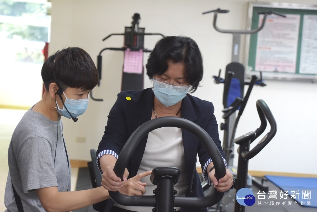 福興鄉衛生所不老健身房開張啟用,縣長王惠美體驗運動教練指導運動練身。
