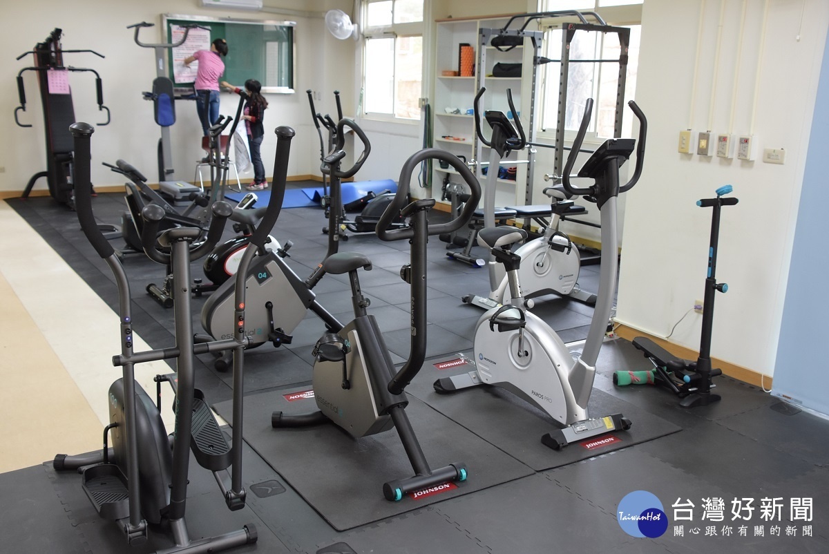 福興鄉衛生所不老健身房使用的運動器材。