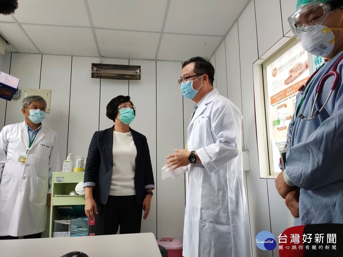 縣長王惠美巡視一樓巡察防疫門診區,這是採用科技部108年價創計畫的「全外氣引進循環熱交換健康節能空調系統」,由秀傳醫院與勤益科技大學合作建置。圖/記者鄧富珍攝