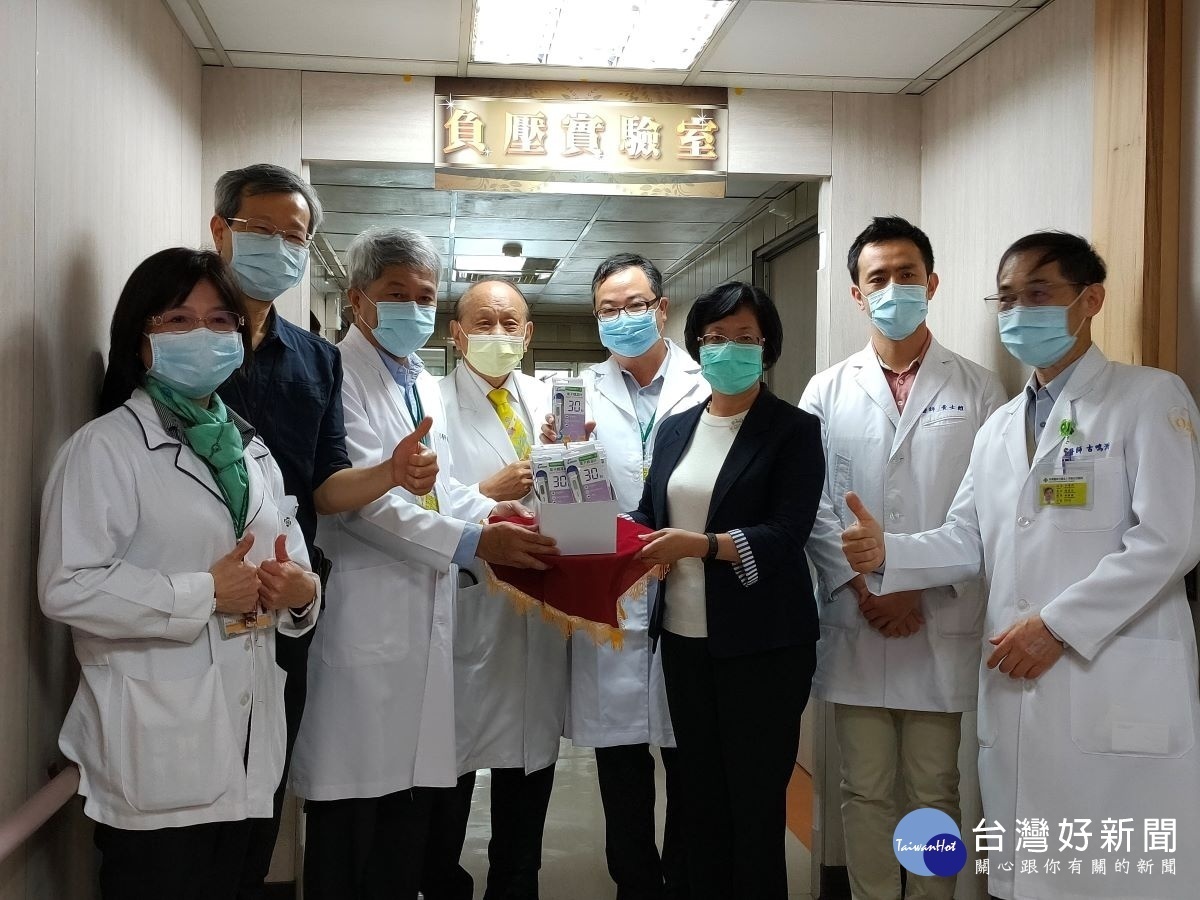 彰化秀傳醫院新冠肺炎指定檢驗實驗室啟用,董事長黃明和捐贈一千支溫度計守護縣民健康。圖/記者鄧富珍攝