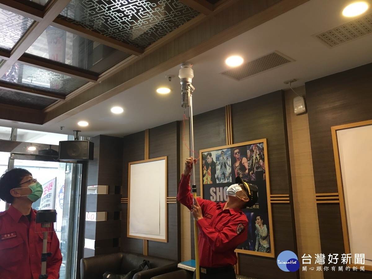 檢查偵煙系統。(記者扶小萍攝)