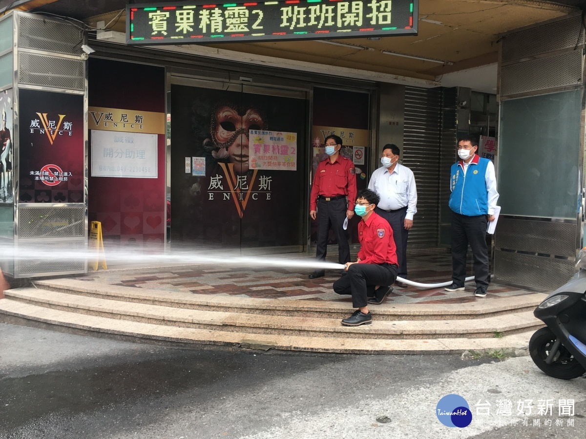 業者的消防栓使用都正常。記者扶小萍攝)