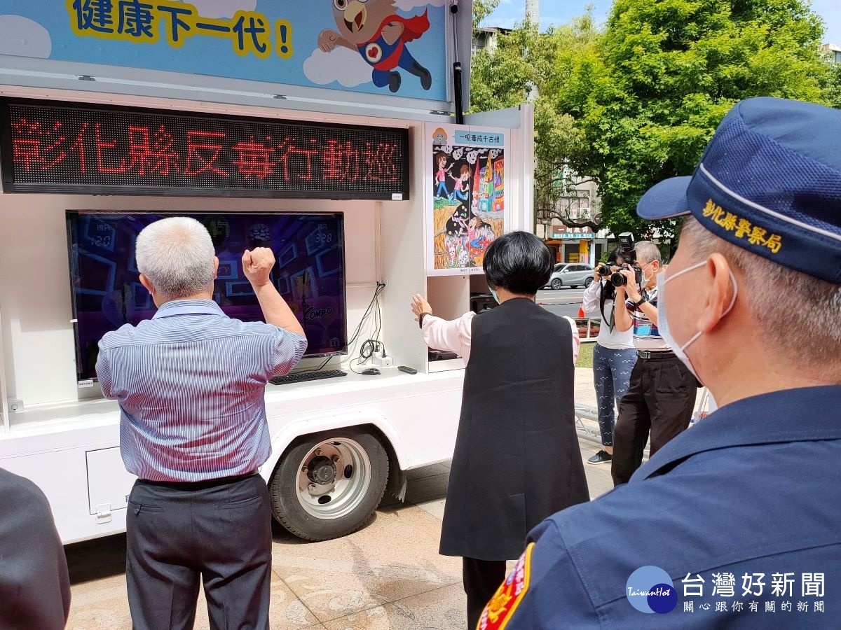 縣長王惠美親自體驗在反毒巡迴車的由反毒遊戲軟體。圖/記者鄧富珍攝