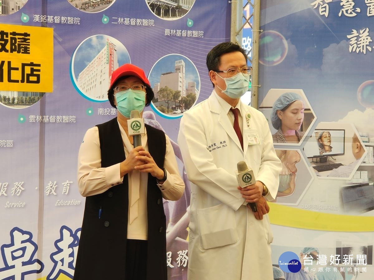 縣長王惠美親自宣布好消息,彰化縣18位新冠肺炎確診案例,除一名死亡(白牌司機)之外,其餘17位在醫院專業的治療下,今天已經痊癒全部回到家中,感謝彰基醫院第一線人員的辛苦。圖/記者鄧富珍攝