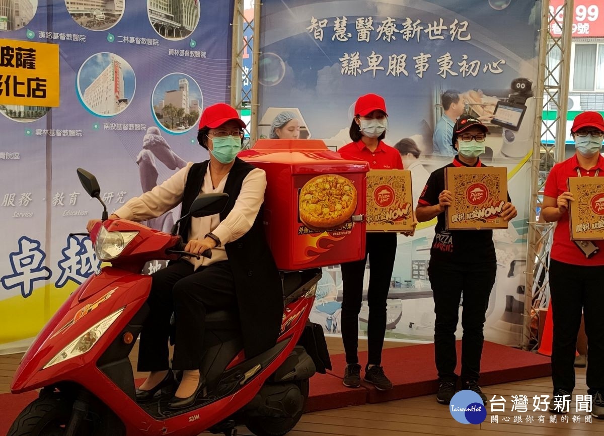 熱心民眾253份pizza暖心第一線醫護人員,縣長化身外送員親自「出任務」。圖/記者鄧富珍攝