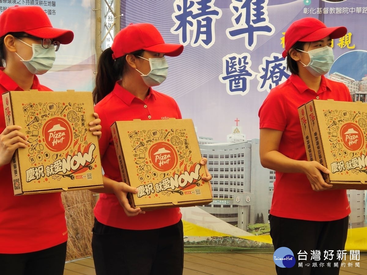 熱心民眾李小姐慷慨捐贈2萬,購買必勝客個人披薩253份,感謝醫護人員的辛苦。圖/記者鄧富珍攝