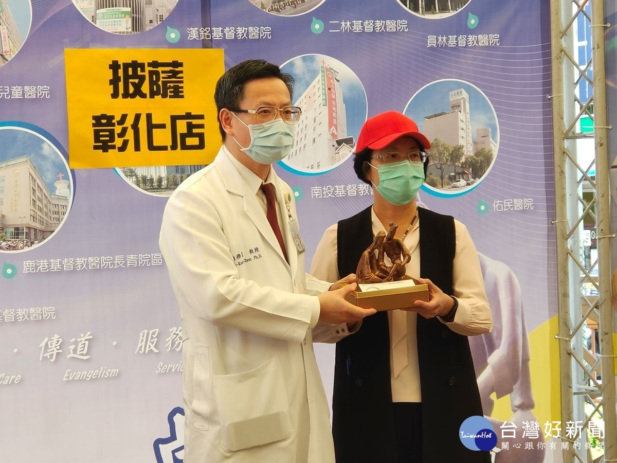 熱心民眾253份pizza暖心第一線醫護人員,縣長化身外送員親自「出任務」。圖/記者鄧富珍攝