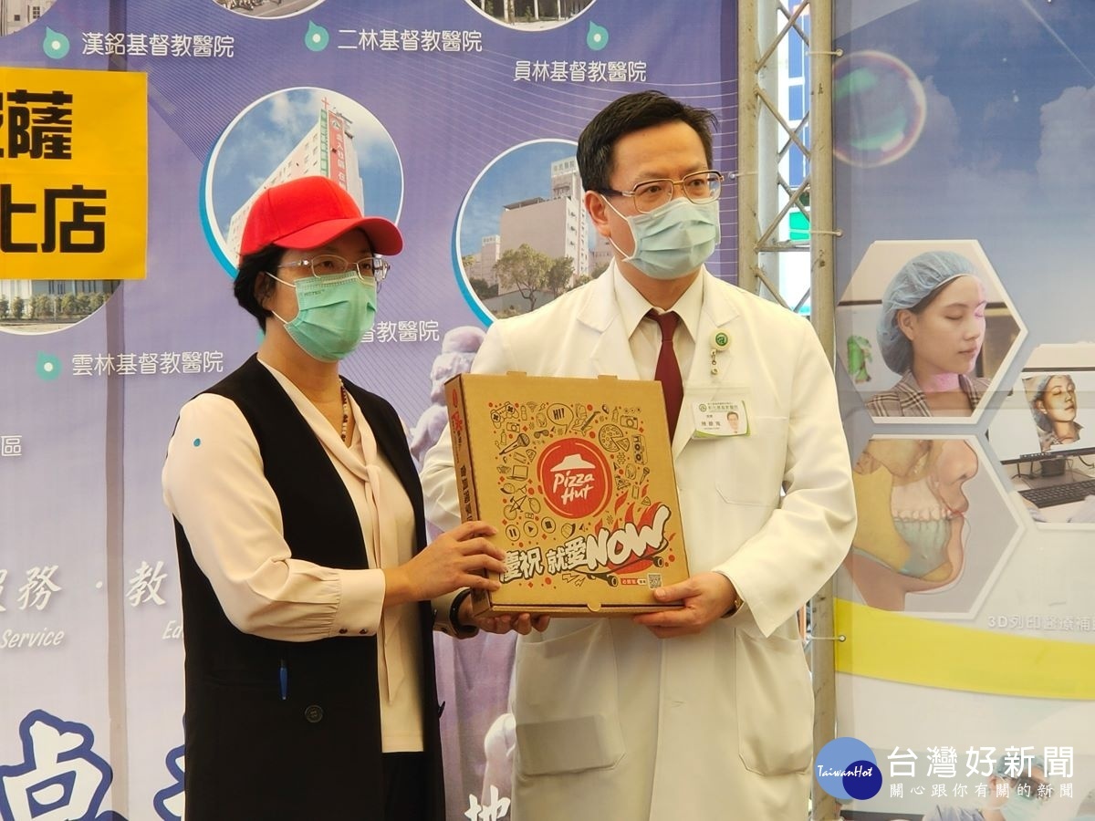 熱心民眾253份pizza暖心第一線醫護人員,縣長化身外送員親自「出任務」,由彰基醫院院長陳穆寬代表接受。圖/記者鄧富珍攝
