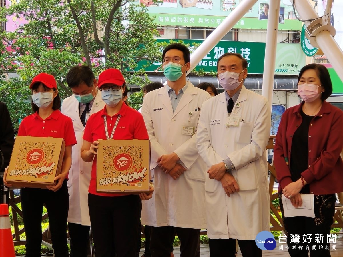 熱心民眾253份pizza暖心第一線醫護人員,縣長化身外送員親自「出任務」,將披薩送到彰基醫院。與會人員彰化基督教醫院副院長周志中、林慶雄、感染科主任李 育霖、急診部主任林宴任、護理部主任張淑真、彰化縣衛生局長葉彥 伯、縣府社會處長王蘭心等人。圖/記者鄧富珍攝