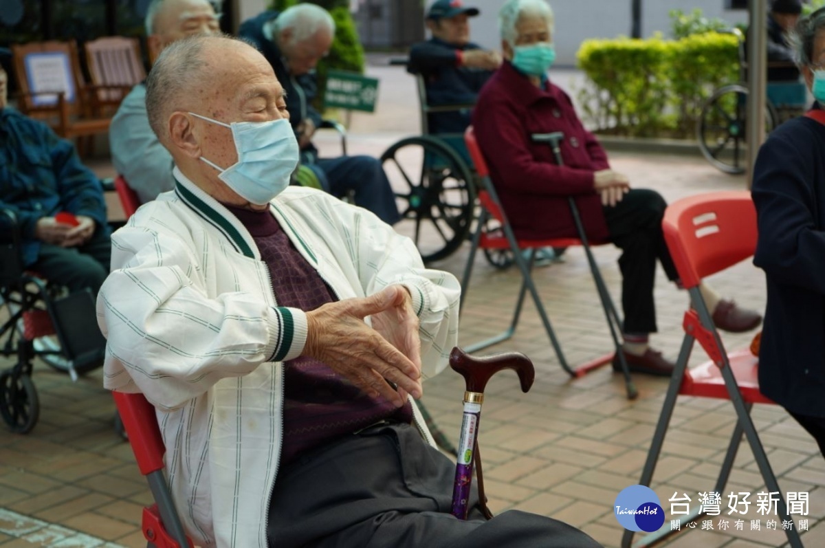 八德榮家辦理戶外手語教學 兼顧防疫與住民育樂需求