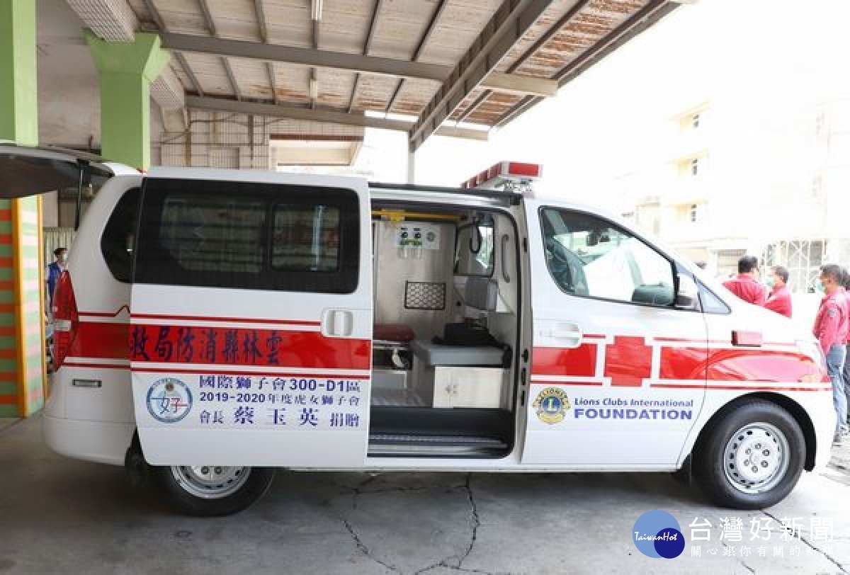 虎女獅子會長蔡玉英捐贈救護車給雲林縣消防局,提升雲林偏鄉救護品質,縣長張麗善代表接受,並回贈感謝狀及紀念品。