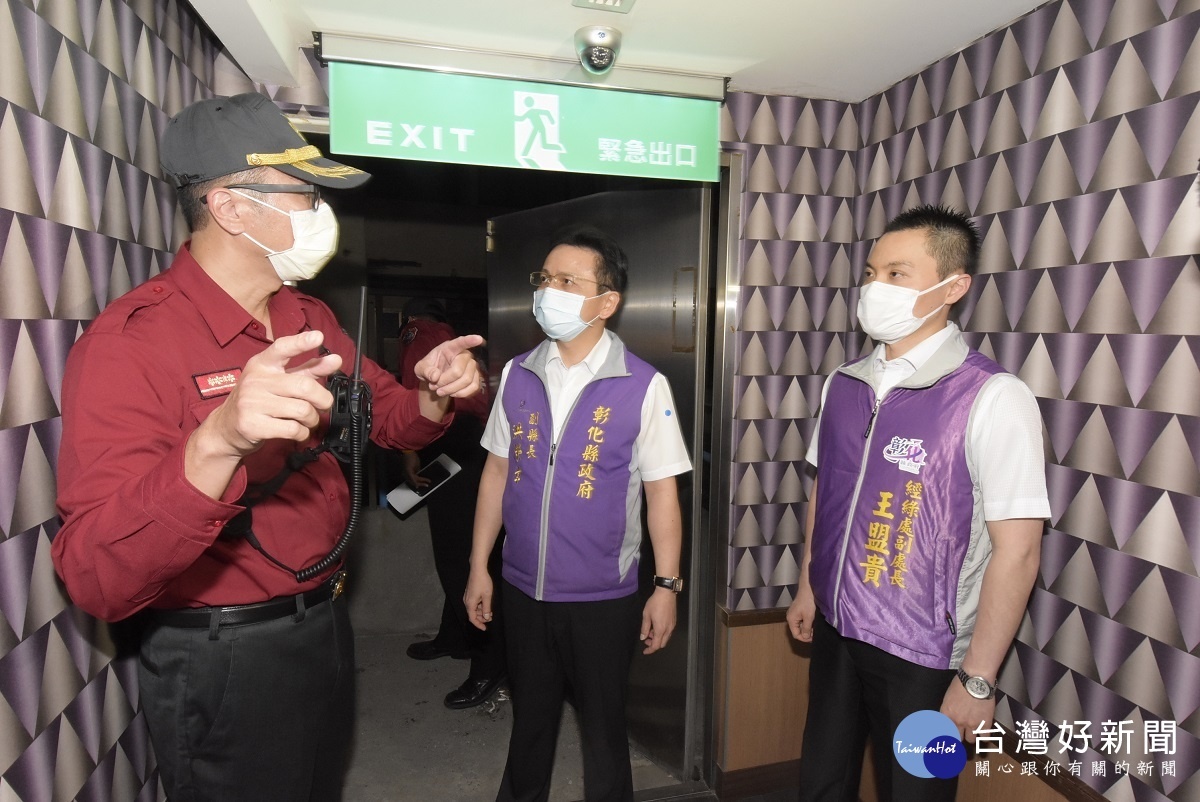 縣府由副縣長洪榮章(中 )帶隊擴大稽查KTV。