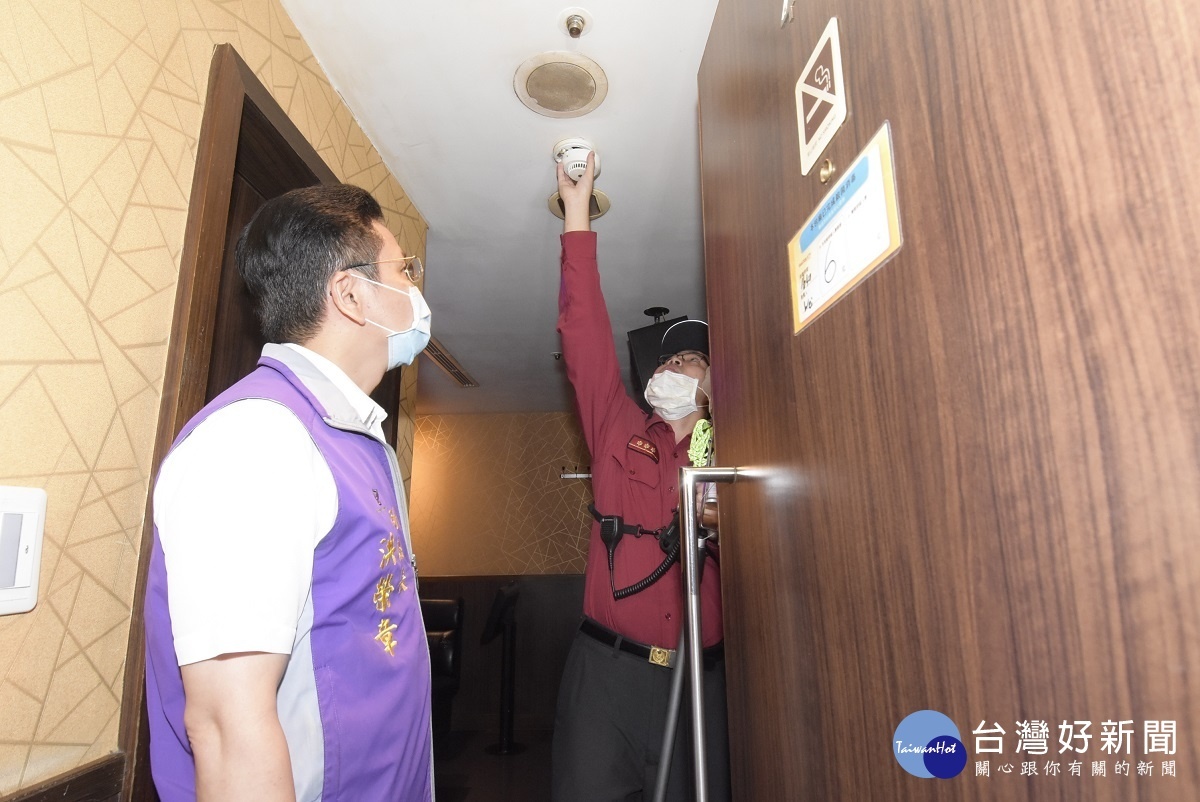 縣府由副縣長洪榮章(左 )帶隊擴大稽查KTV。