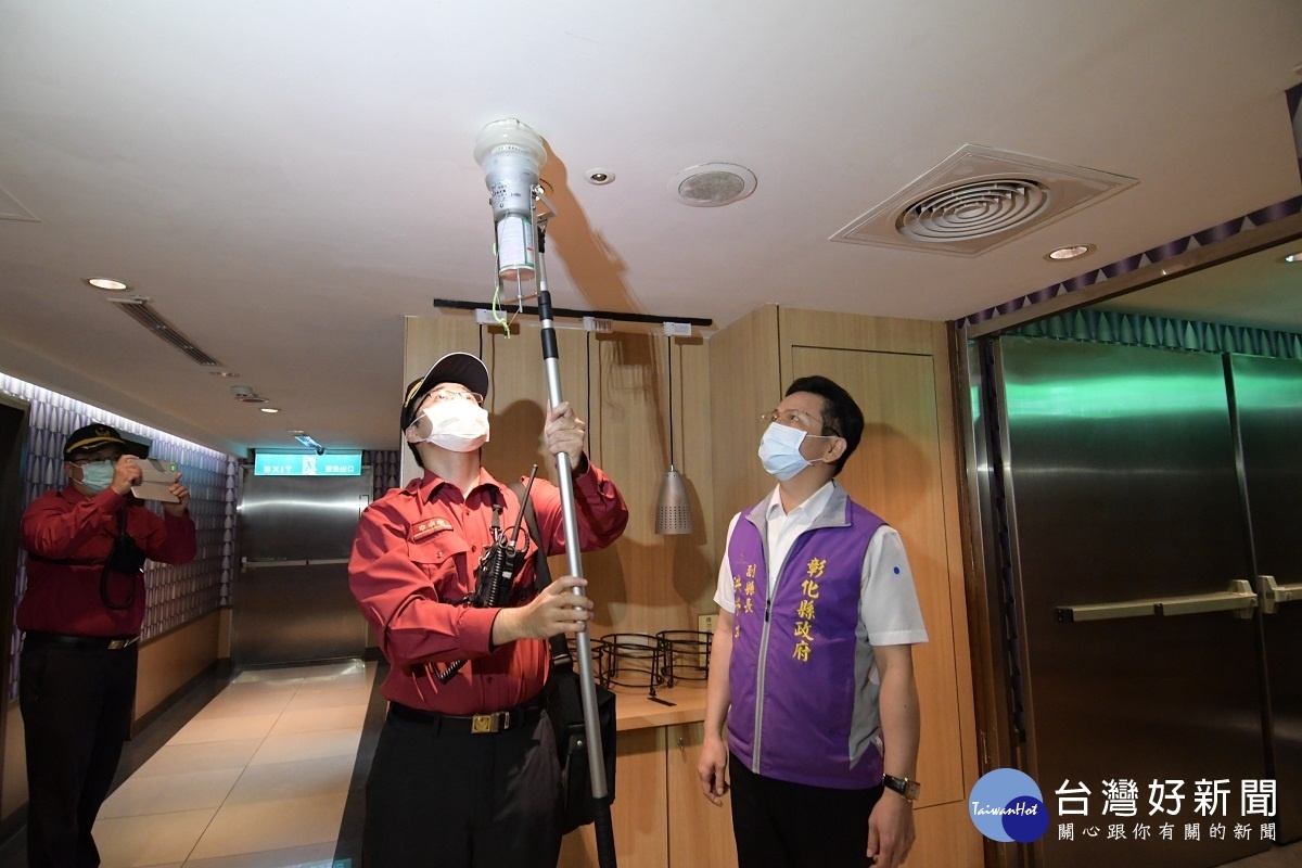 縣府由副縣長洪榮章(右 )帶領縣府團隊,組成績查小組擴大稽查KTV。