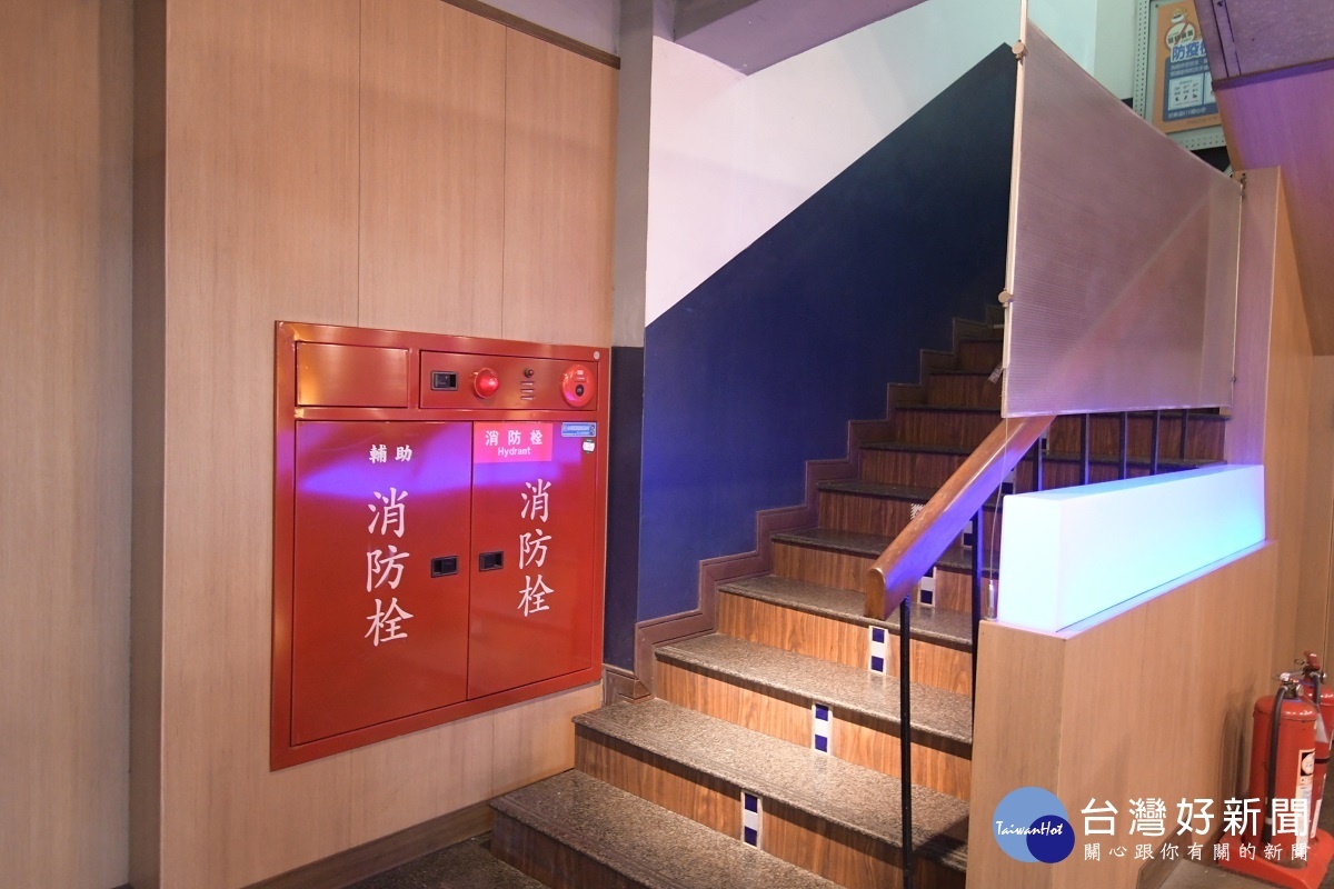 縣府由副縣長洪榮章(右 )帶領縣府團隊,組成績查小組擴大稽查KTV。