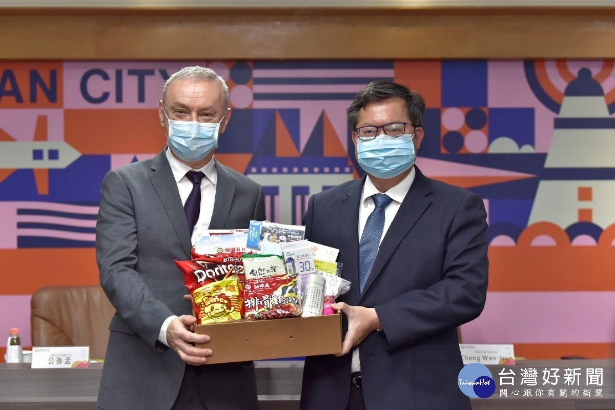 桃園市長鄭文燦(右)說,桃園防疫配套措施獲外界讚賞外,居家檢疫關懷包也深受好評。