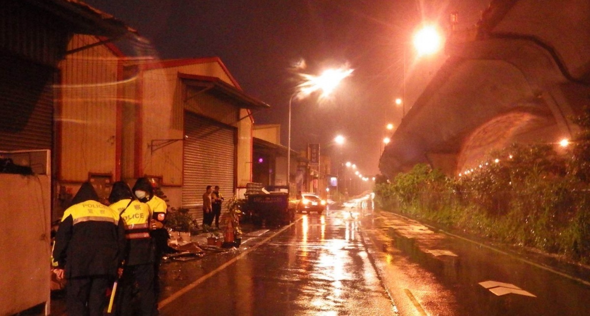 後照鏡掉落現場,成破案關鍵證據,一件死亡車禍案於13個小時內迅速偵破。