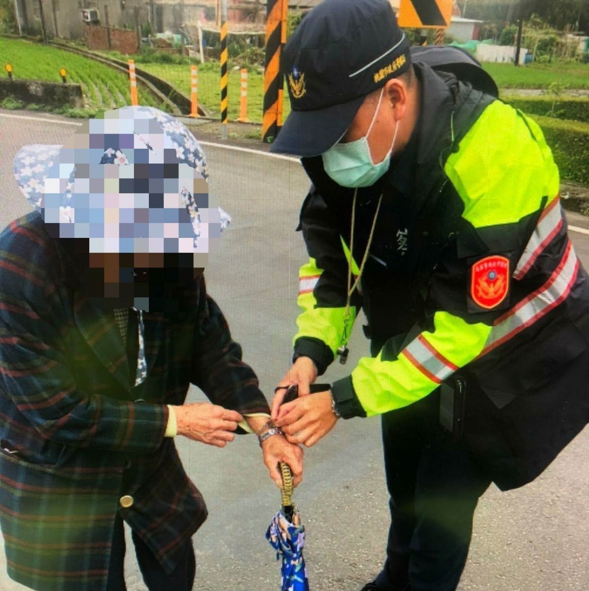 防走失手環立大功,八德警助迷途老婦返家。