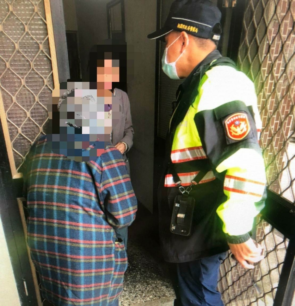防走失手環立大功,八德警助迷途老婦返家。