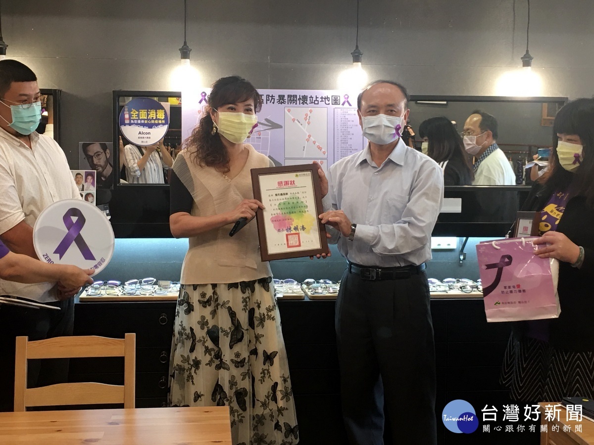 服飾業者古小姐樂於加入關懷行列,給人正能量。(記者扶小萍攝)