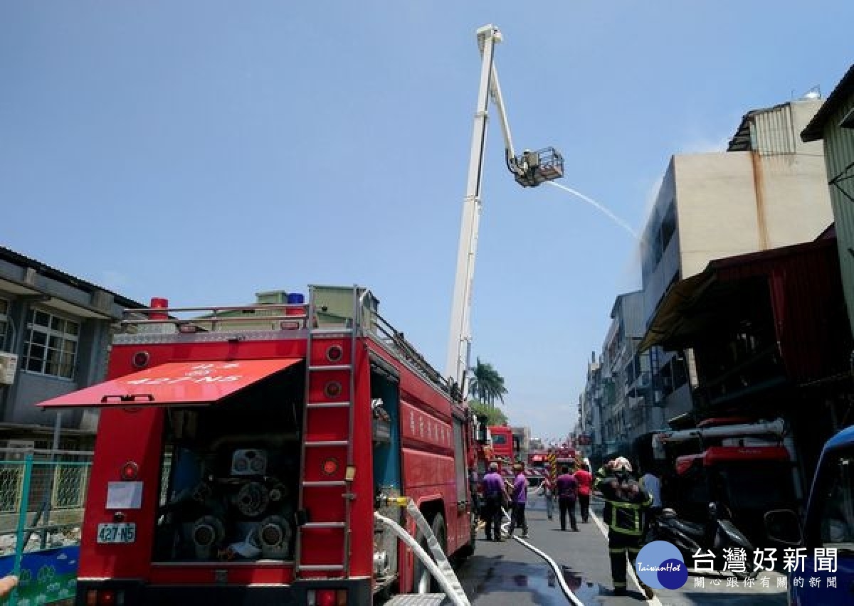 北港鎮民生路一處民宅29日中午發生火警，消防局獲報出動14輛消防車與1輛救護車前往搶救，起火點位於4樓臥室，屋內3人順利逃出，詳細起火原因仍待進一步調查。