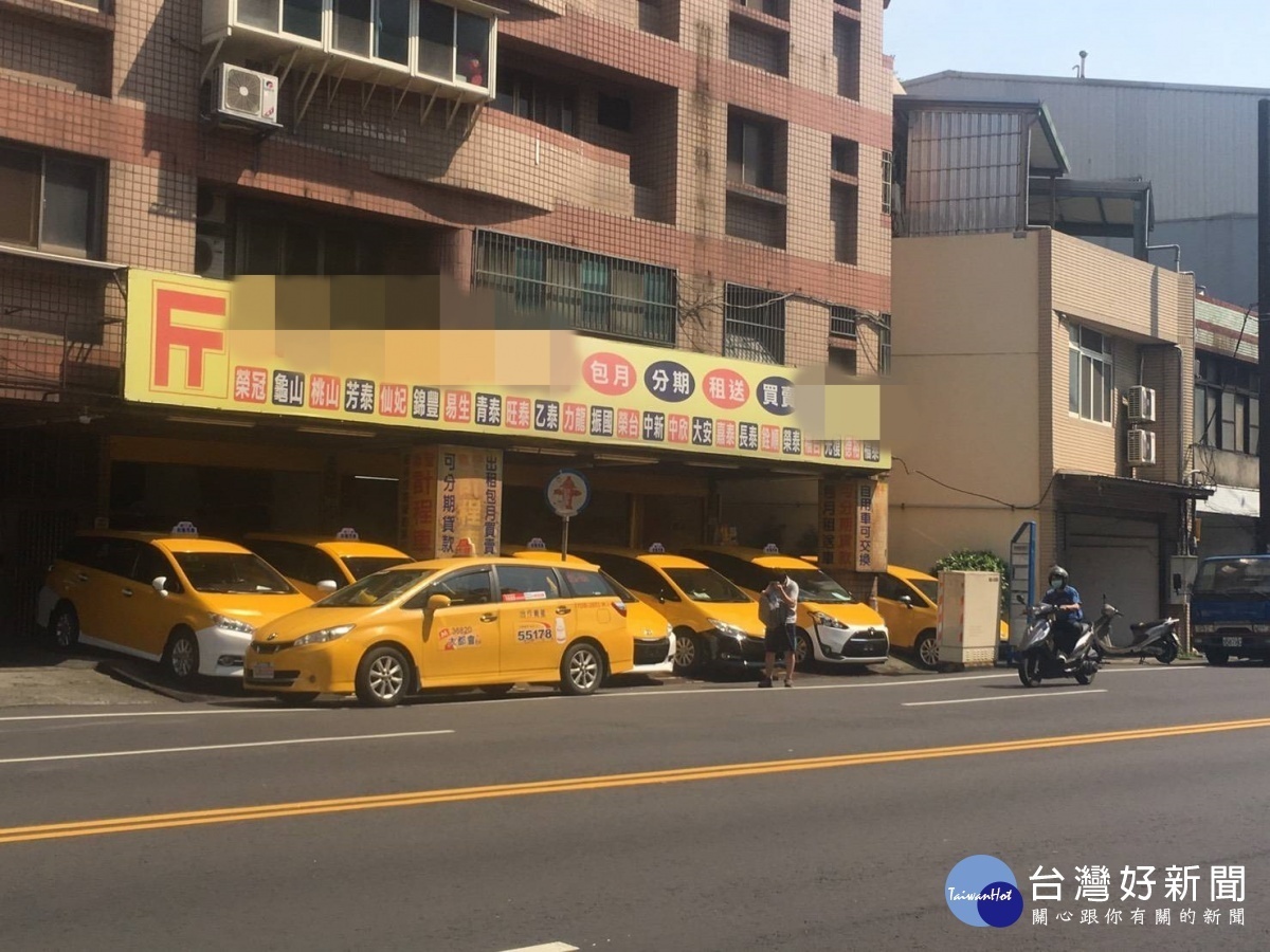 針對計程車、遊覽車客運業及小客車租賃業駕駛,在4月至6月期間,補貼駕駛人每月一萬元薪資補助,