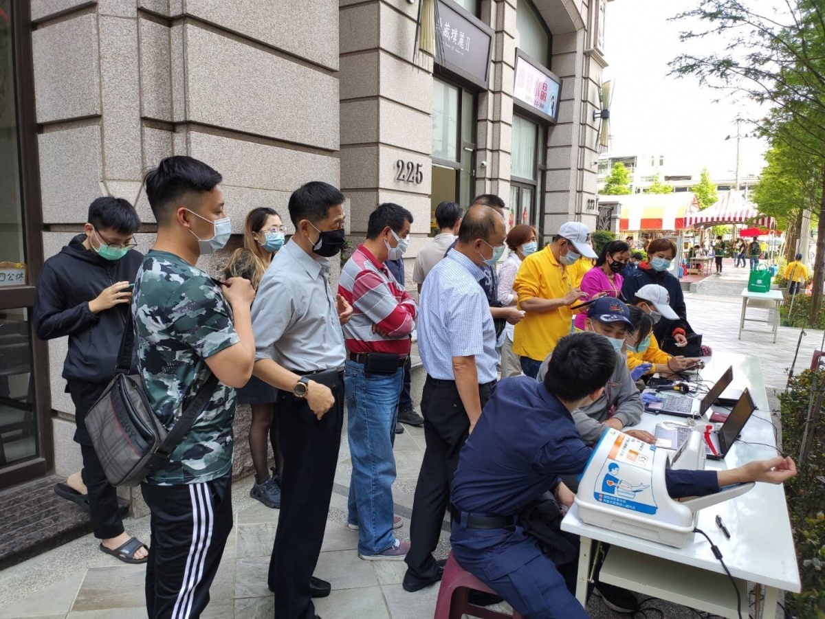 響應浴佛節捐血活動,平鎮警挽袖捐熱血。