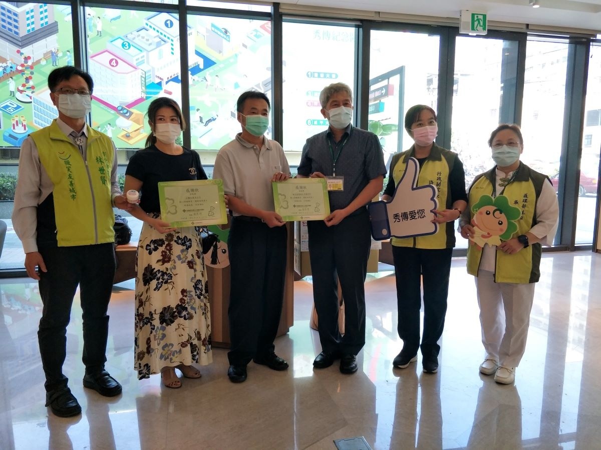 彰化市長林世賢(左一)和愛心企業捐贈500罐護手霜給秀傳紀念醫院醫護人員,由院長楊基滐(右三)代表接受。圖/記者鄧富珍攝