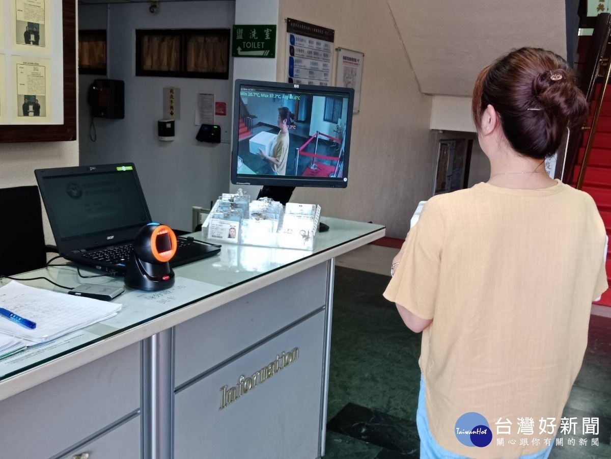 熱感應儀快速偵測隔離體溫異常的進出員工與洽公民眾,降低感染新冠肺炎風險。
